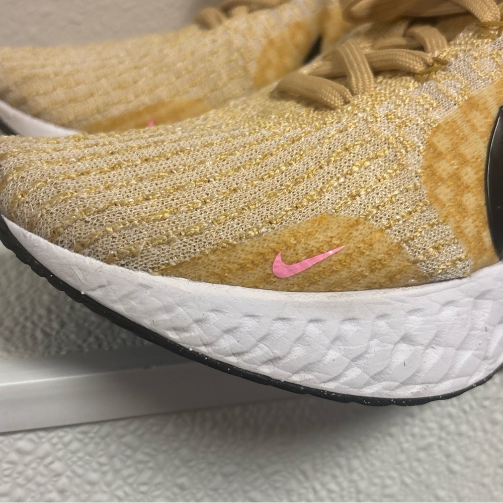 Nike DZ3016-700 React Infinity Run Flyknit Wheat Gold Sneaker Shoes Women's 8.5 - Picture 3 of 9